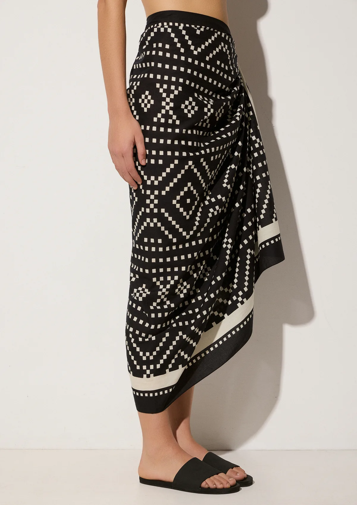 camita-cotton-beach-pareo-black-lifestyle-side Camita Pareo - Black - Sea You Soon