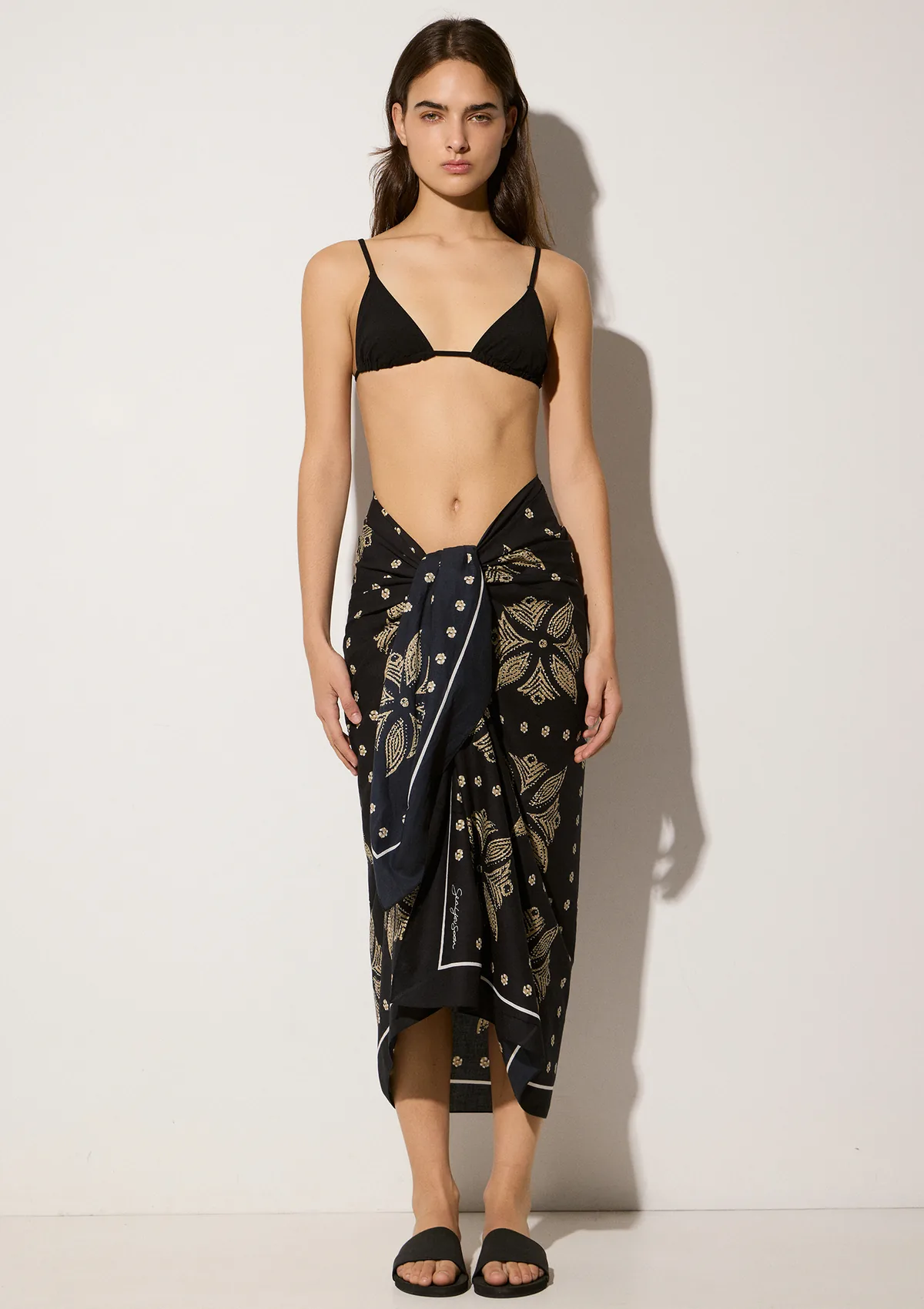 kito-cotton-beach-pareo-black-lifestyle-front Kito Pareo - Black - Sea You Soon