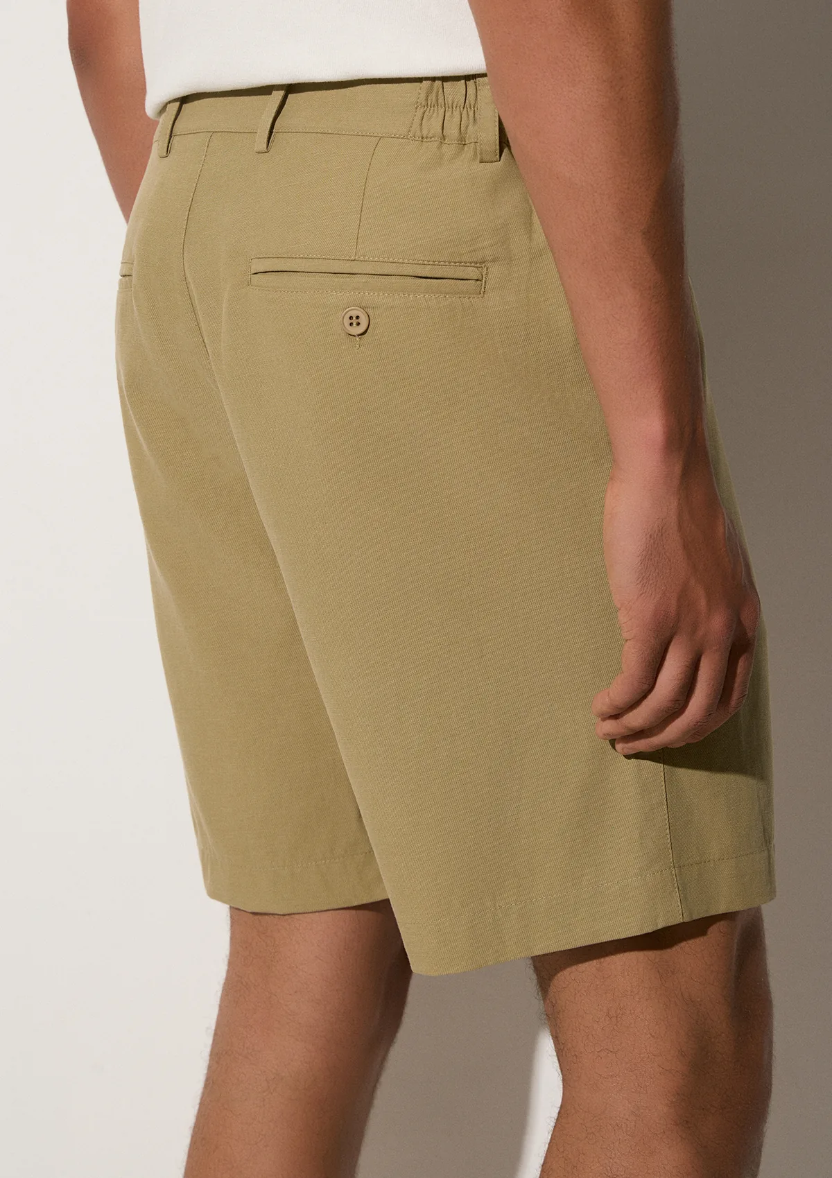 lorain-lyocell-shorts-olive-lifestyle-side Lorain Lyocell Shorts - Olive - Sea You Soon