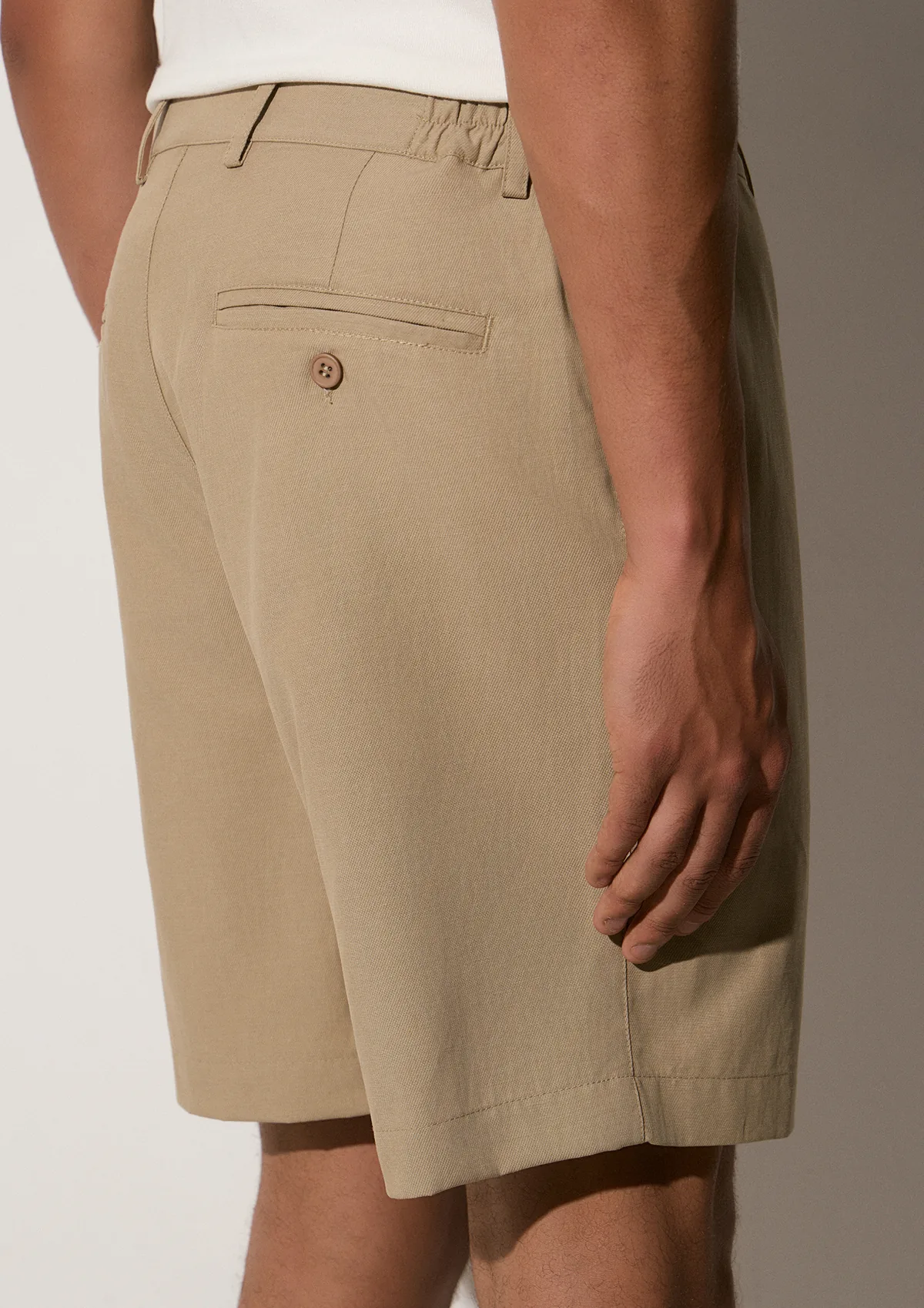 lorain-lyocell-shorts-taupe-lifestyle-side Lorain Lyocell Shorts - Taupe - Sea You Soon