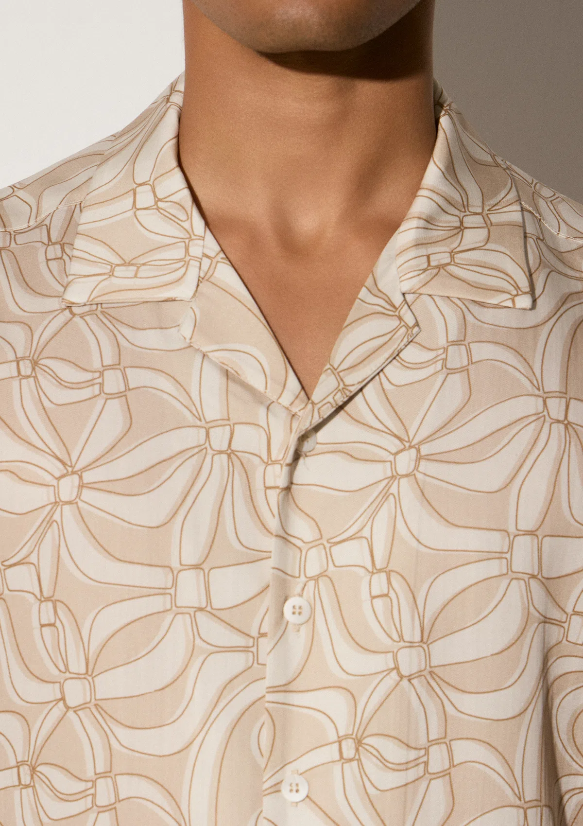 pekan-tencel-shirt-beige-detail Pekan short sleeve shirt in Sand showing TENCEL™ texture and hardware detail by Sea You Soon