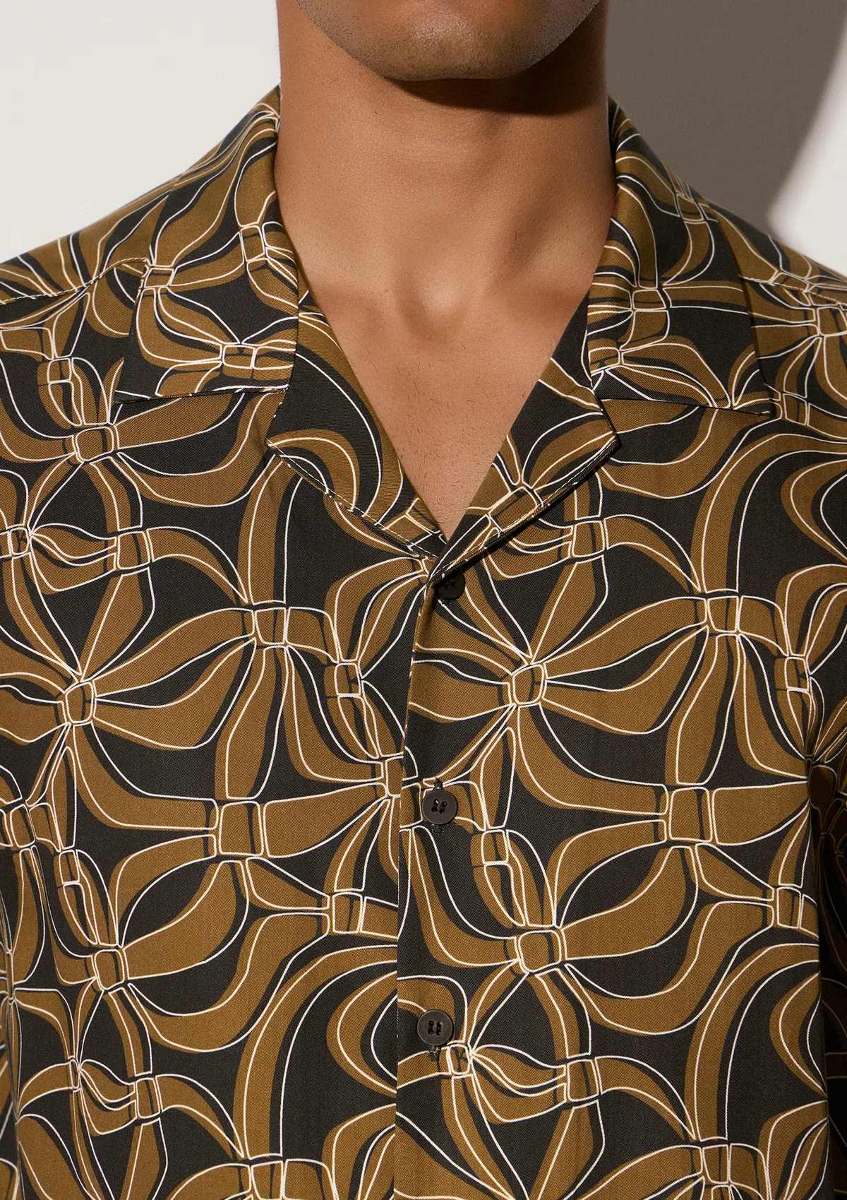 pekan-tencel-shirt-mocha-detail Pekan short sleeve shirt in Mocha showing TENCEL™ texture and hardware detail