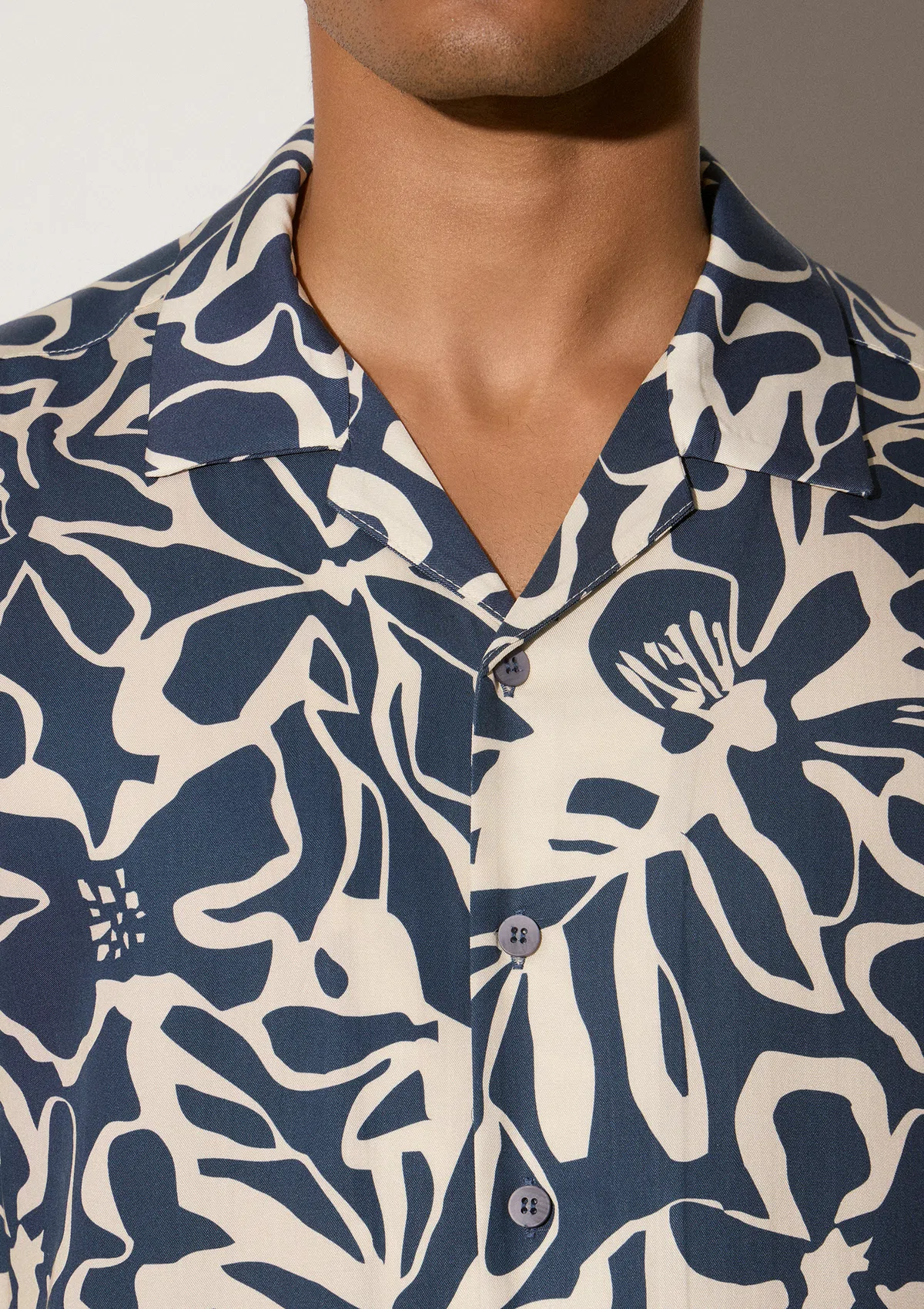 saporo-tencel-shirt-eclipse-blue-detail Saporo short sleeve shirt in Eclipse Blue showing TENCEL™ texture and hardware detail