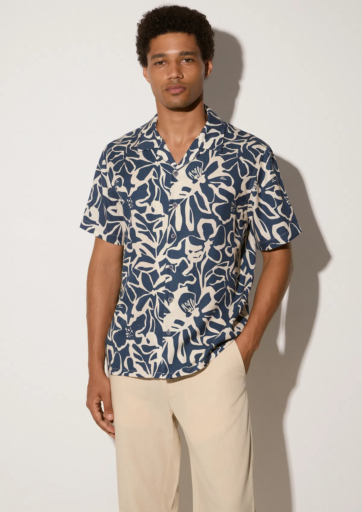 saporo-tencel-shirt-eclipse-blue-lifestyle-side Saporo TENCEL™ short sleeve shirt in Eclipse Blue, front view on white background