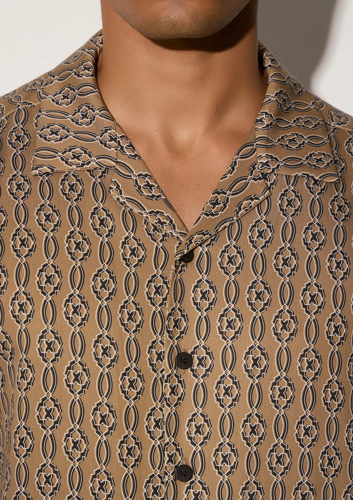 tamuda-tencel-shirt-coco-mocha-detail Tamuda short sleeve shirt in Coco Mocha showing TENCEL™ texture and hardware detail