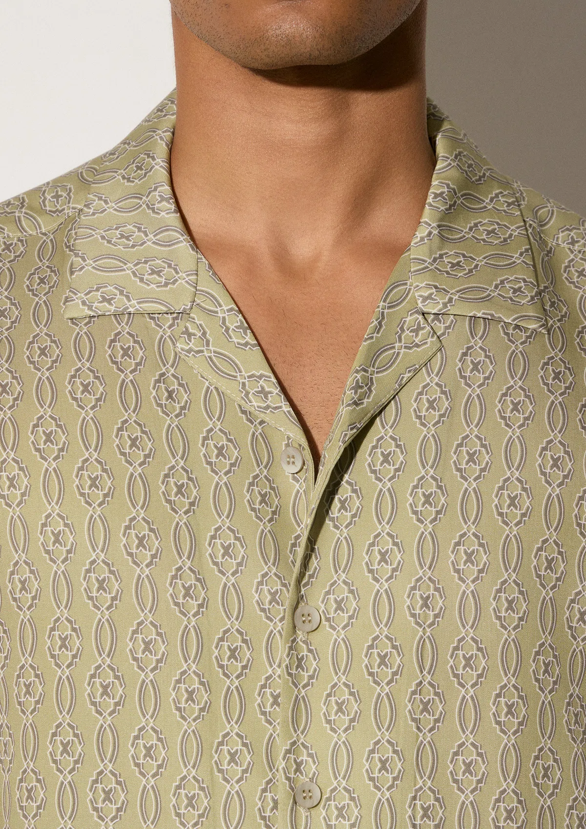 tamuda-tencel-shirt-pale-olive-detail Tamuda short sleeve shirt in Pale Olive showing TENCEL™ texture and hardware detail